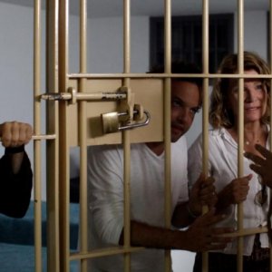 Nicole Garcia, Michaël Abiteboul ed Eric Caravaca in Tu honoreras ta mère et ta mère con Lakis Lazopoulos