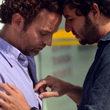 Patrick Mille con Eric Caravaca in Tu honoreras ta mère et ta mère