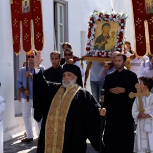 Tu honoreras ta mère et ta mère: Demis Roussos in una scena della commedia