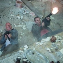 Bruce Willis con Jai Courtney in una scena action di Die Hard - Un buon giorno per morire