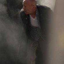 Bruce Willis in una fumosa scena d'azione di Die Hard - Un buongiorno per morire