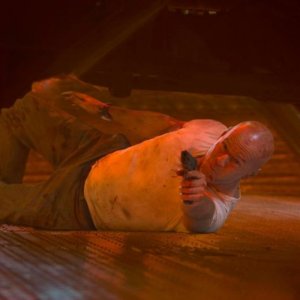 Bruce Willis in una scena action di Die Hard - Un buongiorno per morire