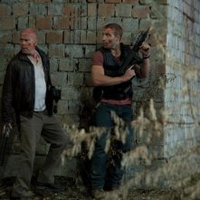 Bruce Willis insieme a Jai Courtney in una scena di Die Hard - Un buongiorno per morire