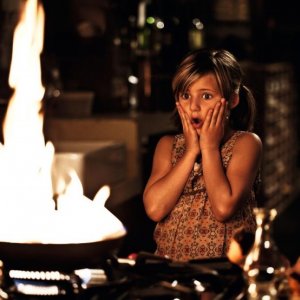 Emma Schweiger alle prese con un disastro culinario in Kokowääh 2