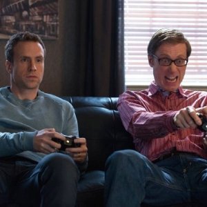 I Give It a Year: Rafe Spall con Stephen Merchant in una immagine del film