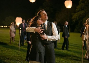 I Give It a Year: Rose Byrne e Rafe Spall in una scena