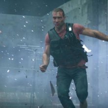 Jai Courtney durante un'esplosione in Die Hard - Un buongiorno per morire