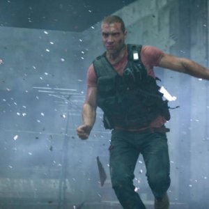 Jai Courtney durante un'esplosione in Die Hard - Un buongiorno per morire