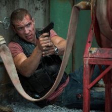 Jai Courtney in una rocambolesca scena di Die Hard - Un buongiorno per morire