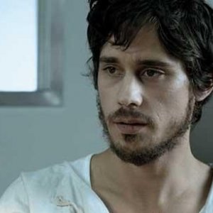 Peter Gadiot è Toby in The Forbidden Girl