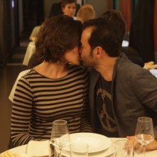 Studio illegale: Fabio Volo bacia Zoé Félix in una scena del film