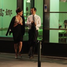 Studio illegale: Fabio Volo con Zoé Félix in una scena del film nei panni di due avvocati avversari che si innamorano