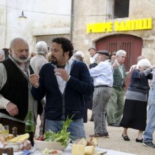 Ci vediamo domani: il protagonista Enrico Brignano in una scena del film con Burt Young