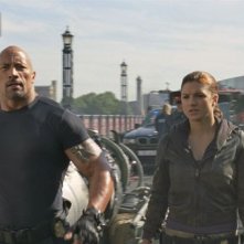Fast & Furious 6: Dwayne Johnson e Gina Carano in una scena del film