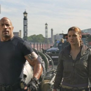 Fast & Furious 6: Dwayne Johnson e Gina Carano in una scena del film