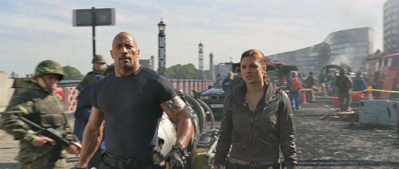 Fast & Furious 6: Dwayne Johnson e Gina Carano in una scena del film