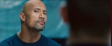 Fast & Furious 6: Dwayne Johnson in una scena d'azione del film