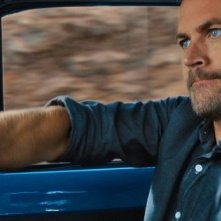 Paul Walker guida all'impazzata in un'immagine di Fast & Furious 6