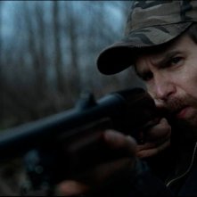 A Single Shot: Sam Rockwell punta il suo fucile in una scena del film