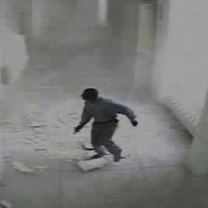 Fatal assistance: una scena del documentario incentrato sul terremoto di Haiti del 2010