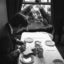 George Harrison assediato dalle fan, 1964 - foto di David Hurn