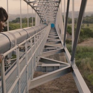 Layla Fourie: Rayna Campbell insieme a Rapule Hendricks in una scena