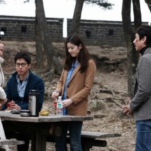 Nobody's Daughter Haewon: Jiwon Ye, Junsang Yu, Eunchae Jung e Sunkyun Lee in una scena del film