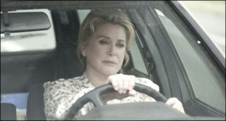 On my way: Catherine Deneuve in una scena del film