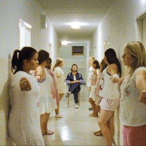 Paradise: Hope, Melanie Lenz insieme alle sue compagne di clinica in una scena