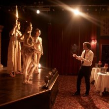 Steve Coogan con alcune ballerine in una scena di The Look of Love