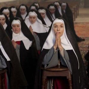 The Nun: Isabelle Huppert in una scena