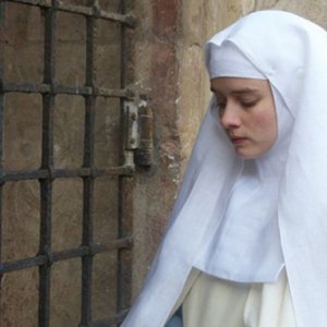 The Nun: Pauline Etienne in una scena del film
