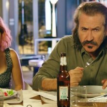 Buongiorno papà: un interlocutorio Marco Giallini insieme a Rosabell Laurenti-Sellers in una scena