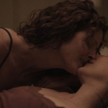 Concussion: Julie Fain Lawrence e Robin Weigert in una scena d'amore
