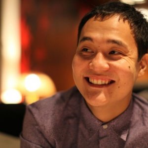 Harmony Lessons: il regista Emir Baigazin sorridente sul set del film