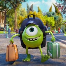 Monsters University: Mike con le sue cartelle si dirige verso la scuola in una scena