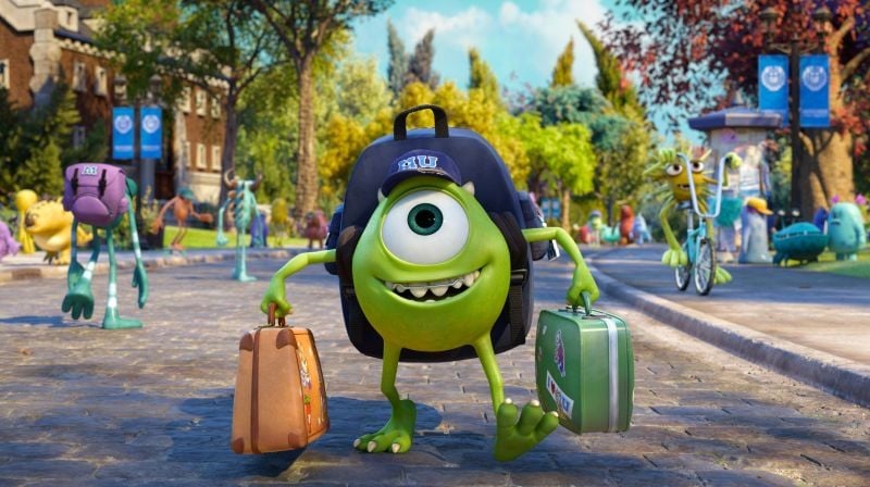 Monsters University: Mike con le sue cartelle si dirige verso la scuola in una scena