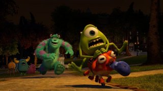 Monsters University: Mike e Sulley si rincorrono in una scena del film