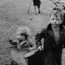 The Spirit of '45: i quartieri degradati di Londra in una scena del documentario di Ken Loach