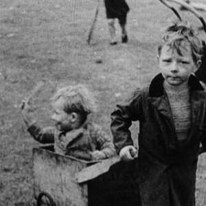 The Spirit of '45: i quartieri degradati di Londra in una scena del documentario di Ken Loach