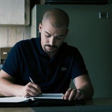 Vic + Flo Saw a Bear: un irriconoscibile Marc-André Grondin in una scena del film