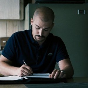 Vic + Flo Saw a Bear: un irriconoscibile Marc-André Grondin in una scena del film