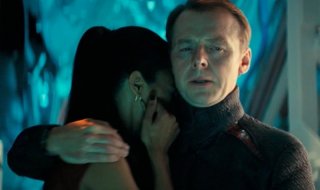 Zoe Saldana e Simon Pegg in Star Trek Into Darkness