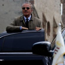 Il principe abusivo: Christian De Sica è il ciambellano Anastasio in una scena del film