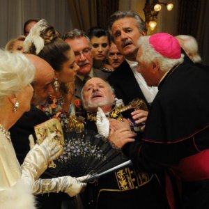 Il principe abusivo:  Christian De Sica e Marco Messeri in una concitata scena del film