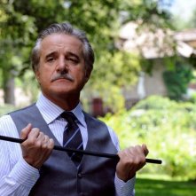 Il principe abusivo: Christian De Sica nei panni del ciambellano Anastasio in una scena
