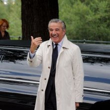 Il principe abusivo: Christian De Sica sorride in una scena del film
