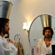 Il principe abusivo: il 'principe' Alessandro Siani allena il suo portamento in una scena del film