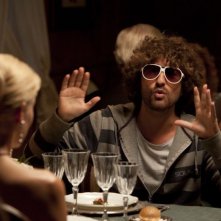 Il principe abusivo: il principe Alessandro Siani in una scena del film