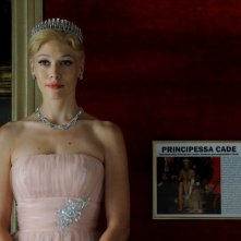 Il principe abusivo: Sarah Felberbaum nei panni della principessa Letizia in una scena